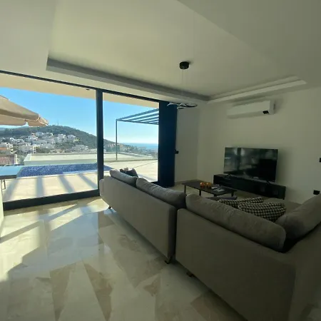 Vilă Spacious With Sea View And Pool In *