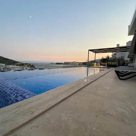 Vilă Spacious With Sea View And Pool In *