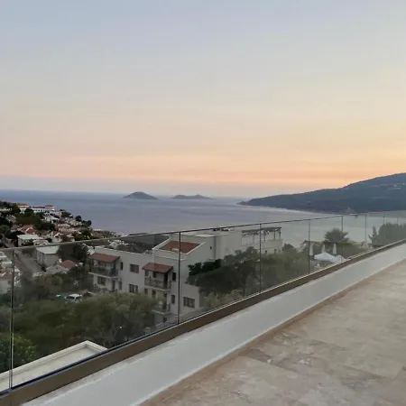 Spacious With Sea View And Pool In Vilă *