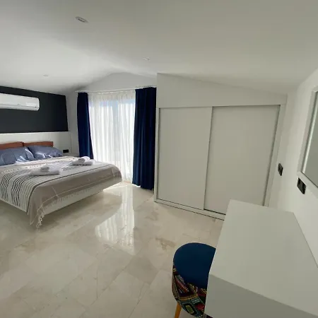 Vilă Spacious With Sea View And Pool In *