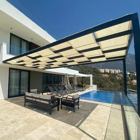 Spacious With Sea View And Pool In Vilă