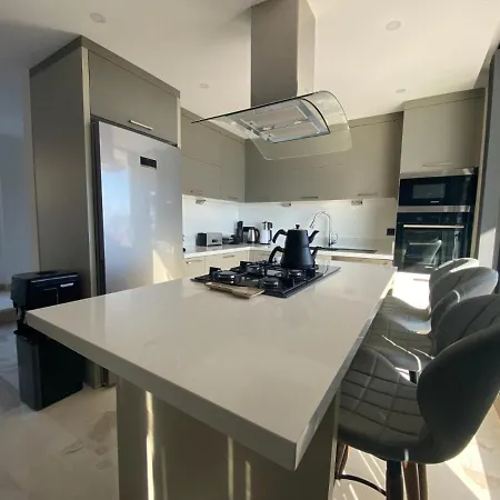 Spacious With Sea View And Pool In
