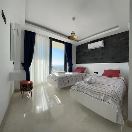 Spacious With Sea View And Pool In Villa