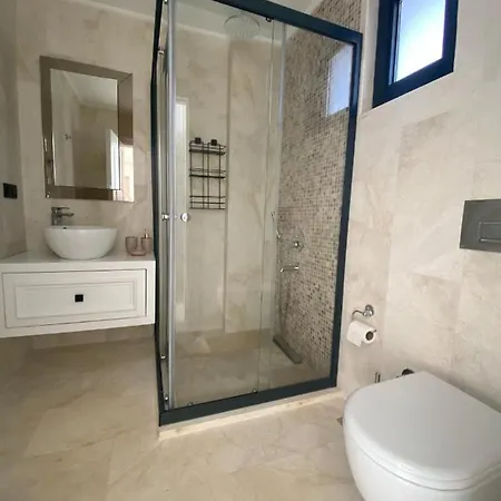 Spacious With Sea View And Pool In Villa
